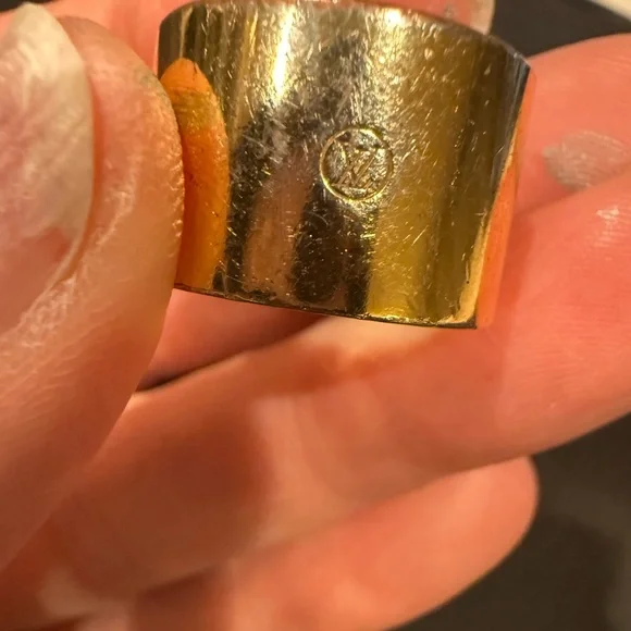 Louis Vuitton Essential V Ring Size 7/M - Picture 9 of 16